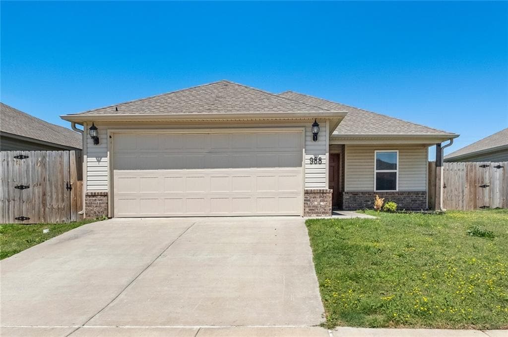 988 E Bunting St in Fayetteville, AR - Building Photo