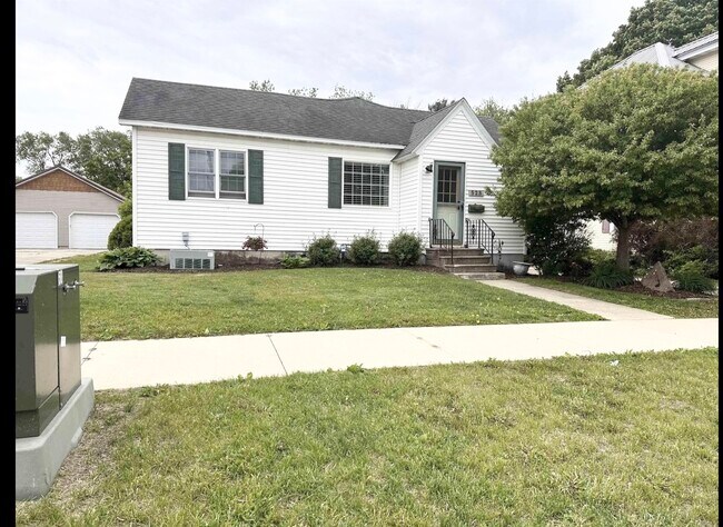 523 E 1st St in Sumner, IA - Building Photo - Building Photo