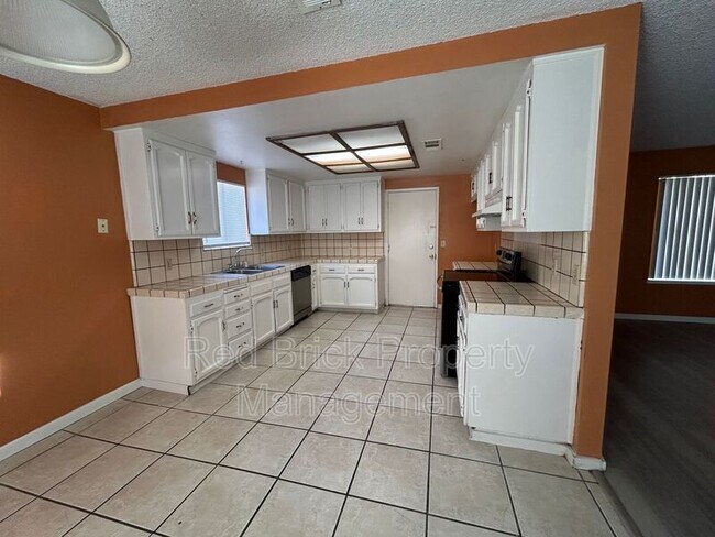 1552 Sacramento Dr in Merced, CA - Building Photo - Building Photo