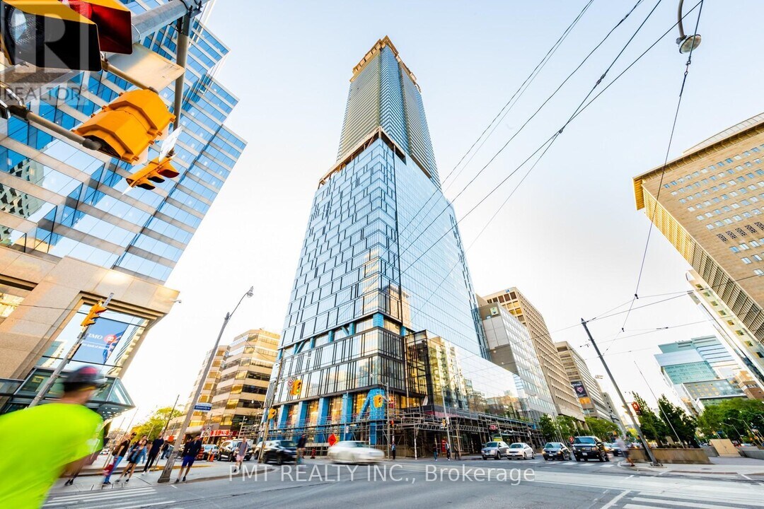 488 University Ave in Toronto, ON - Building Photo