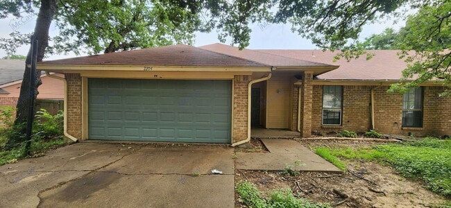 2204 Oak Hill Dr in Arlington, TX - Building Photo - Building Photo
