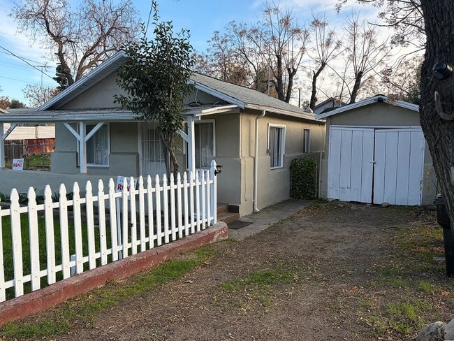 1720 San Bernardino Ave in Mentone, CA - Foto de edificio - Building Photo