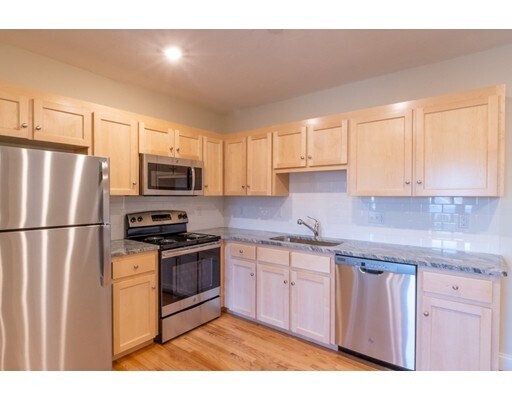 80 N Meadows Rd-Unit -102 in Medfield, MA - Foto de edificio - Building Photo