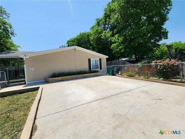 922 Ashwood Dr
