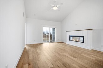 13 Stone Ml Ct in Bloomington, IL - Building Photo - Building Photo