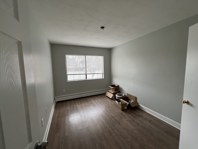 54 Breed St, Unit #11 in Lynn, MA - Building Photo - Building Photo