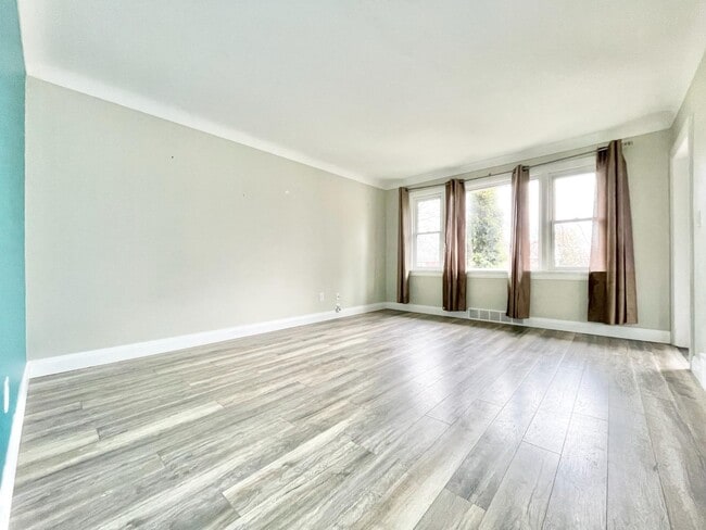 19 Perth St in St Catharines, ON - Building Photo - Building Photo