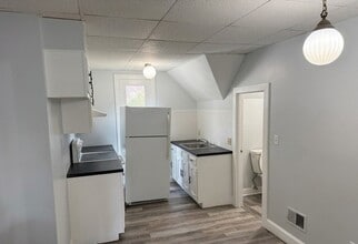 21 Essex St, Unit 5 in Saugus, MA - Building Photo - Building Photo