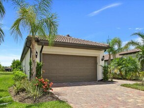 11982 Westmoreland Way in Ft. Myers, FL - Foto de edificio - Building Photo
