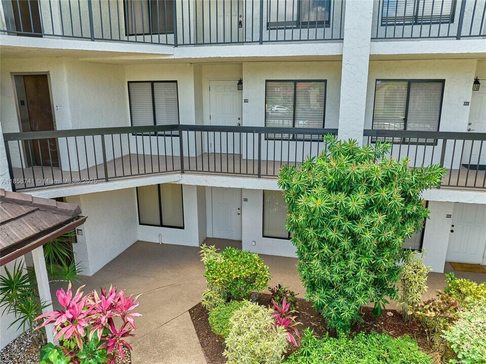 5380 Cedar Lake Dr in Boynton Beach, FL - Building Photo