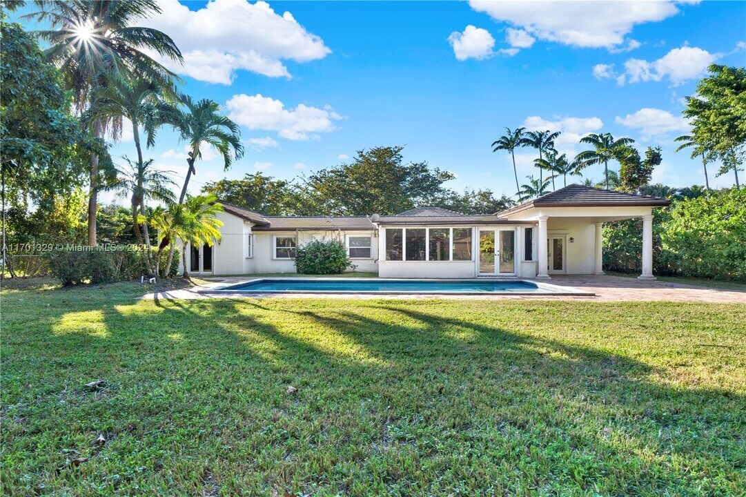 13101 SW 81st Ave in Pinecrest, FL - Foto de edificio