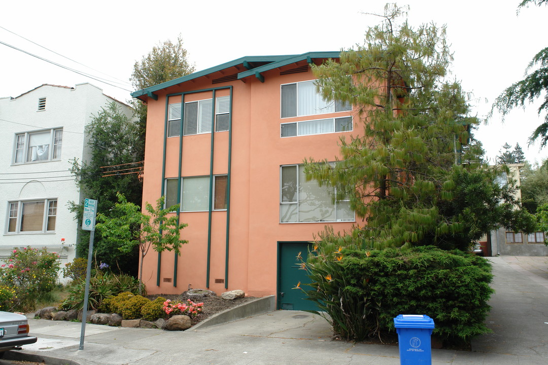 1677 Arch St in Berkeley, CA - Foto de edificio