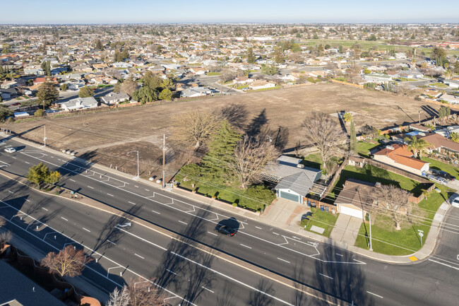 8009 Franklin Blvd in Sacramento, CA - Foto de edificio - Building Photo