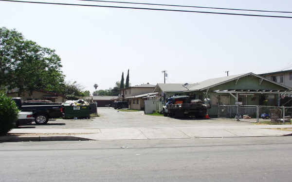 4043-4045 La Rica Ave in Baldwin Park, CA - Foto de edificio - Building Photo