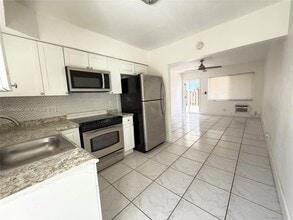 1049 SW 3rd St-Unit -0 in Hallandale Beach, FL - Building Photo - Building Photo