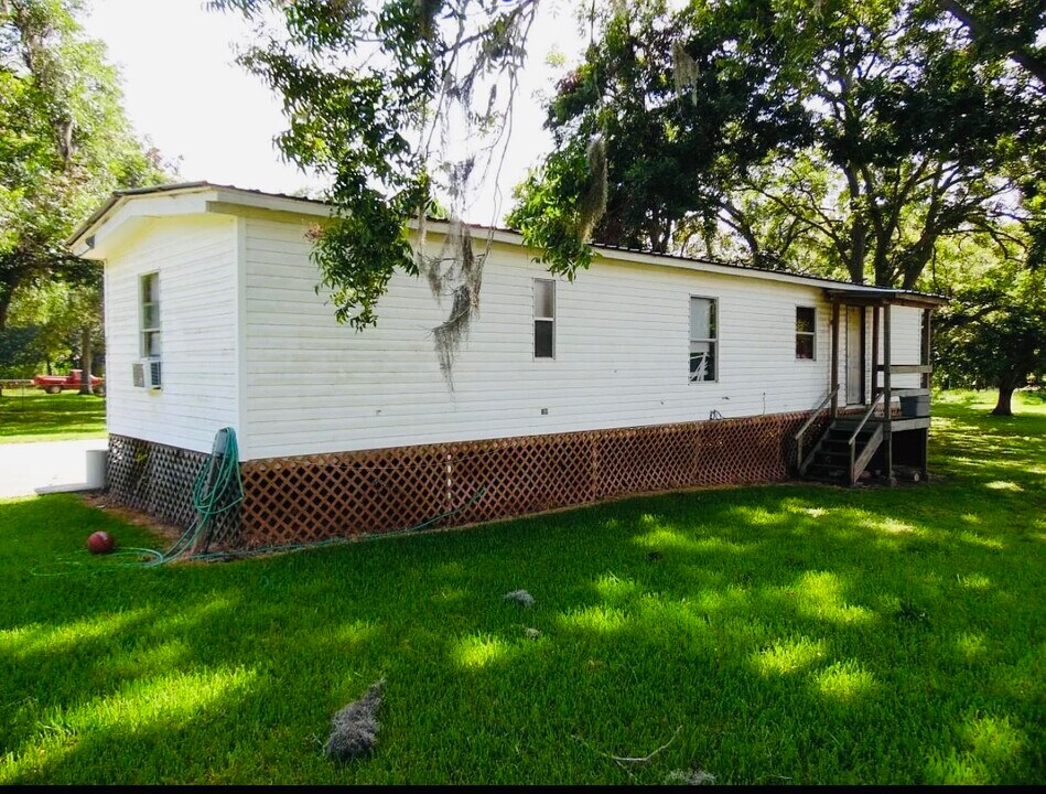 547 Creekside Dr in Holiday Lakes, TX - Foto de edificio