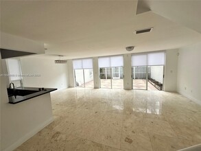 10100 NW 43rd Ter in Doral, FL - Foto de edificio - Building Photo