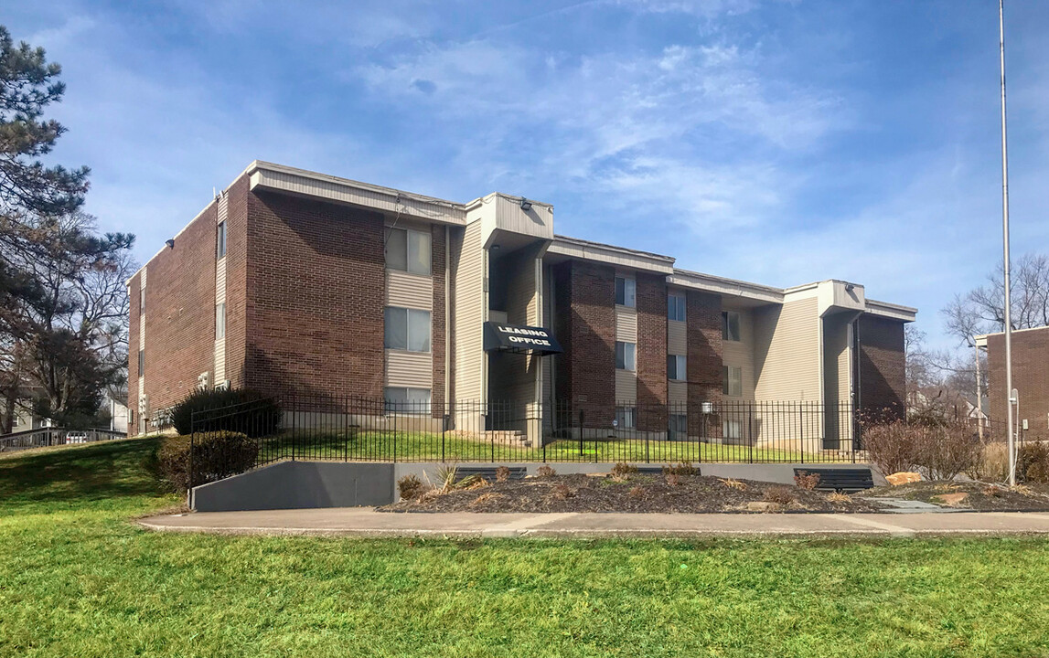 Charter Landing Apartments in Kansas City, MO - Building Photo