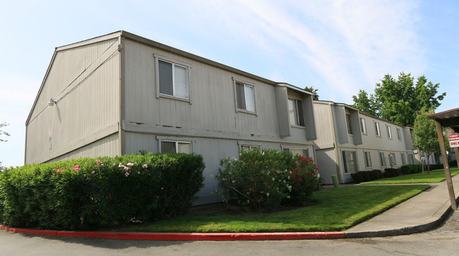 Hillsdale Garden Apartments in Sacramento, CA - Building Photo - Building Photo