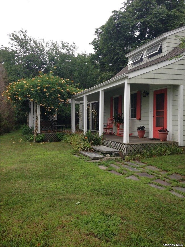 165 Sterling St in Greenport, NY - Building Photo - Building Photo