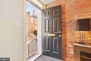 24 E Hamburg St in Baltimore, MD - Building Photo