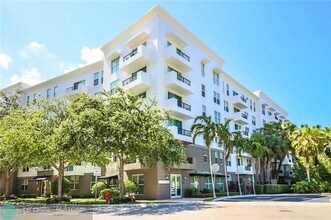 2401 NE 65th St in Fort Lauderdale, FL - Foto de edificio - Building Photo
