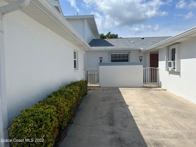 335 Paradise Blvd in Melbourne, FL - Building Photo - Building Photo