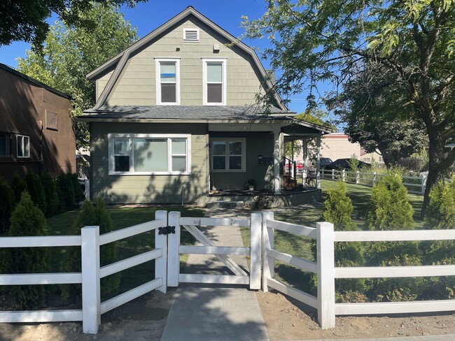 203 S Division St, Unit 3 in Cashmere, WA - Building Photo - Building Photo