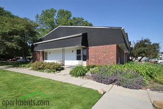 The Arbors Apartments in Clinton Township, MI - Building Photo - Building Photo