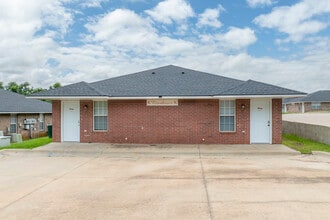 Wellsprings Studio Presidential Estates in Stillwater, OK - Foto de edificio - Building Photo