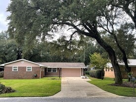 173 Grandview Ave in Valparaiso, FL - Building Photo