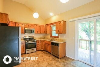 2412 Little Blue Ct in Liberty, MO - Foto de edificio - Building Photo