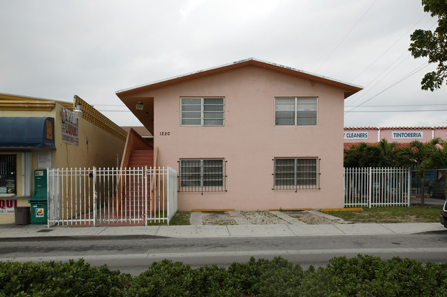 1220 Palm Ave in Hialeah, FL - Building Photo - Building Photo