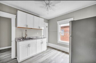 2023 Robin St, Unit Upper in Lakewood, OH - Foto de edificio - Building Photo