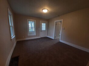 906 Rittenhouse St in Des Moines, IA - Building Photo - Building Photo