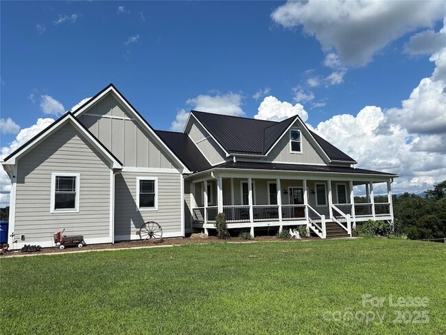 1355 Bear Creek Rd in Leicester, NC - Foto de edificio - Building Photo