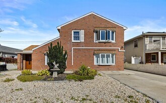 539 W Park Ave in Long Beach, NY - Building Photo