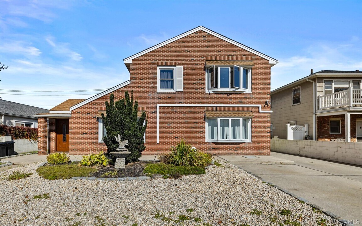 539 W Park Ave in Long Beach, NY - Building Photo