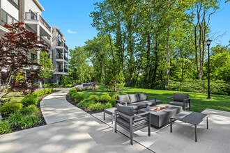 Walnut Hill in Clark, NJ - Foto de edificio - Building Photo