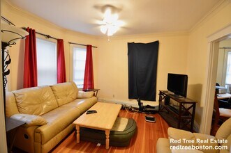 43 Woodlawn St in Dedham, MA - Foto de edificio - Building Photo