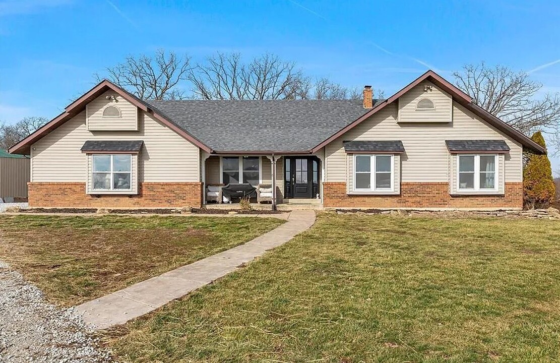 2101 W Outer Hwy 61 in Moscow Mills, MO - Building Photo
