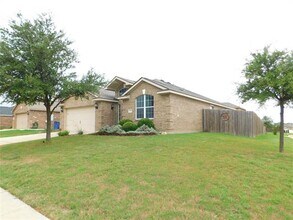 101 Kincaid Dr in Sanger, TX - Foto de edificio - Building Photo