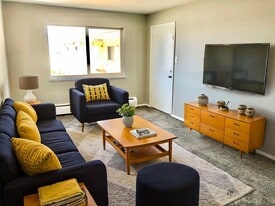 Royal Oaks in Littleton, CO - Building Photo