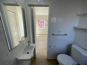 324 S Freeman St, Unit B in Oceanside, CA - Building Photo - Building Photo