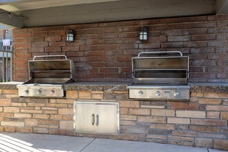 Casa Monterrey Apartments in Huntington Beach, CA - Foto de edificio - Building Photo