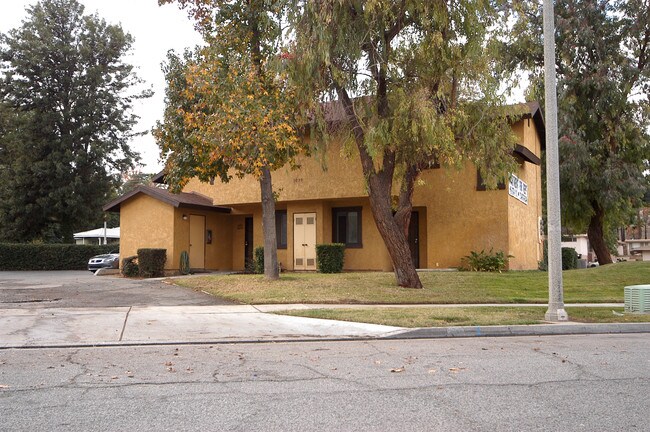 Plum Tree Apartments in Riverside, CA - Foto de edificio - Building Photo