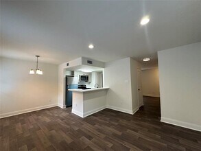 8003 Woodway Dr in Houston, TX - Building Photo - Building Photo