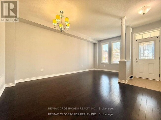 205 Laker Ct in Newmarket, ON - Building Photo - Building Photo