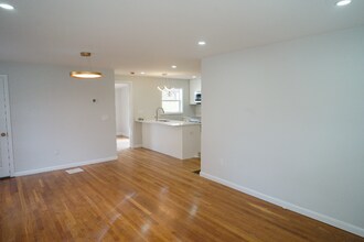 8 Sussex Ln in Worcester, MA - Building Photo - Building Photo