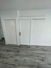 17743 Vanowen St in Reseda, CA - Foto de edificio - Building Photo